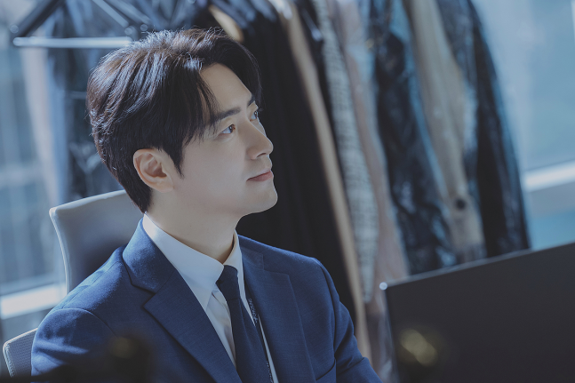 Lee Joon Hyuk Transforms Into an Ordinary Office Worker in New Drama ‘Lucky Lotto Winner Goes to Work’