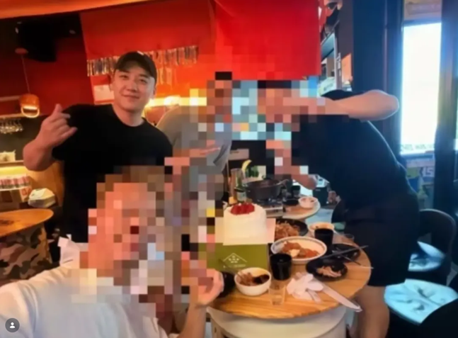 Seungri Photographed on the Day of Alleged Assault Incident, Smiling With the Man Who Later Filed a Complaint